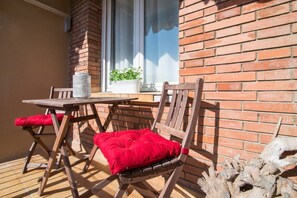 Outdoor dining - BY DAYS  CLOSE TO FCB STADIUM, NICE & CONFORTABLE WITH A FREE PARKING SPACE (Barcelona)