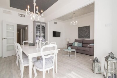BY DAYS CLOSE TO FCB STADIUM, NICE & CONFORTABLE WITH A FREE PARKING SPACE