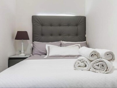 BY DAYS  CLOSE TO FCB STADIUM, NICE & CONFORTABLE WITH A FREE PARKING SPACE