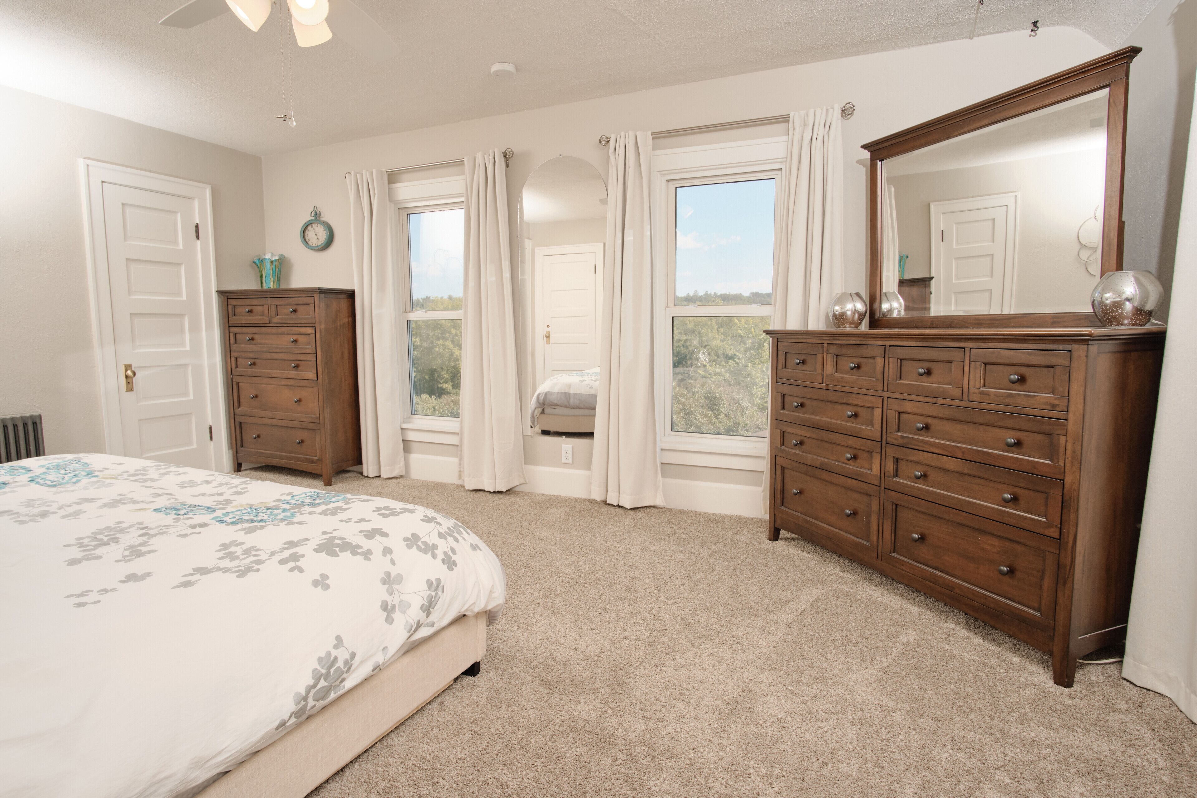 4 chambres, fer et planche à repasser, lit de bébé portatif