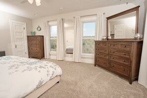 4 slaapkamers, een strijkplank/strijkijzer, reisbedje, gratis wifi