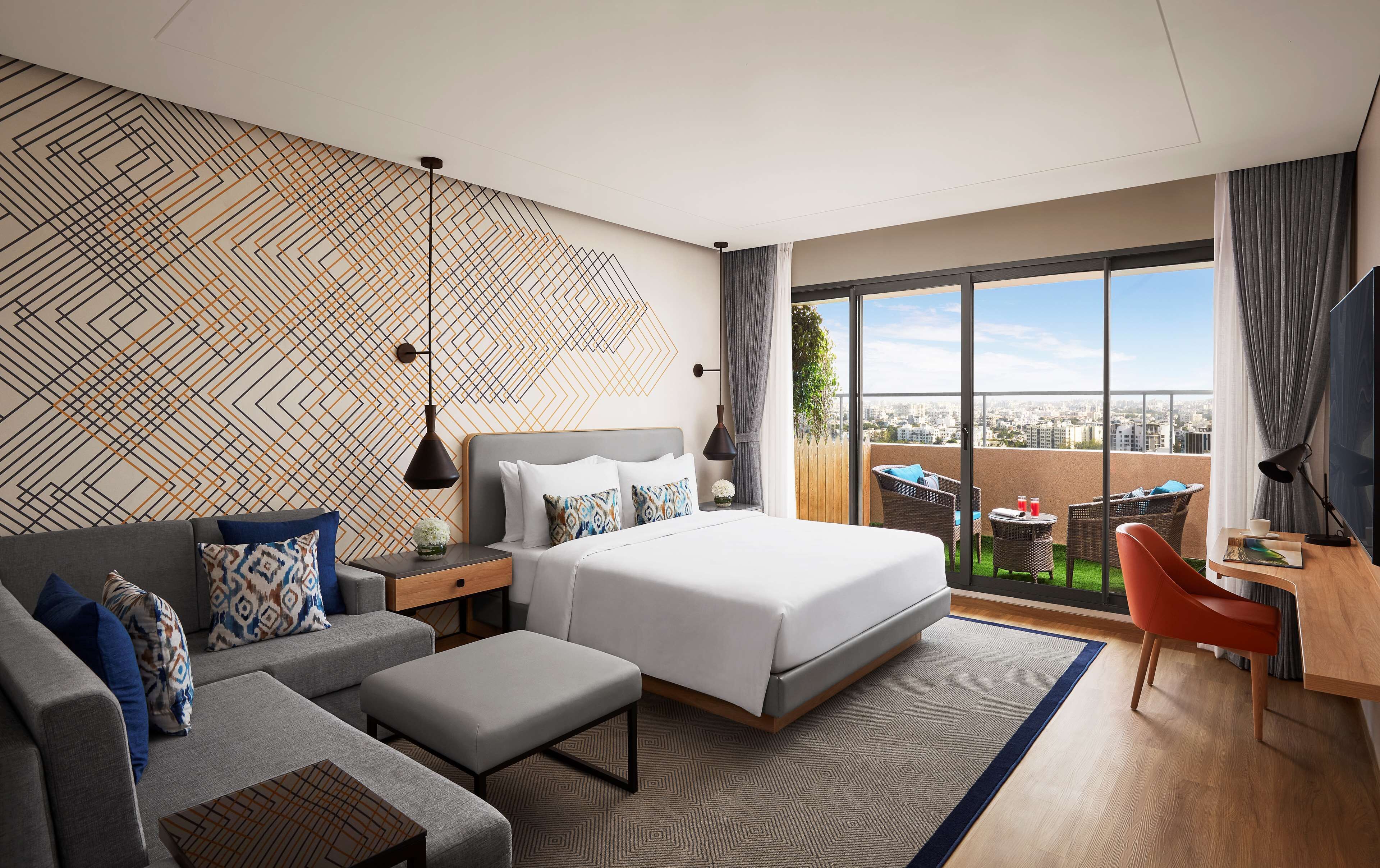 Een kluis op de kamer, een bureau, een laptopwerkplek