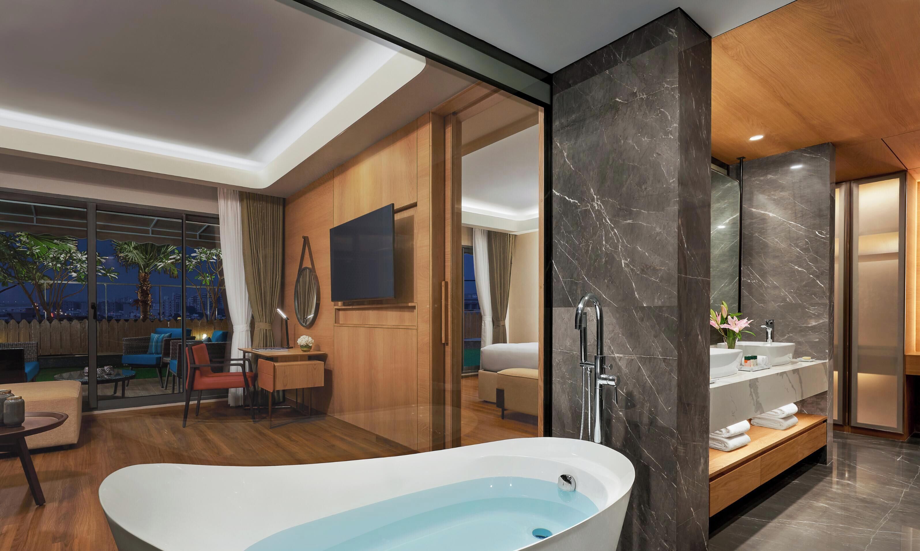 Deep-soaking bathtub