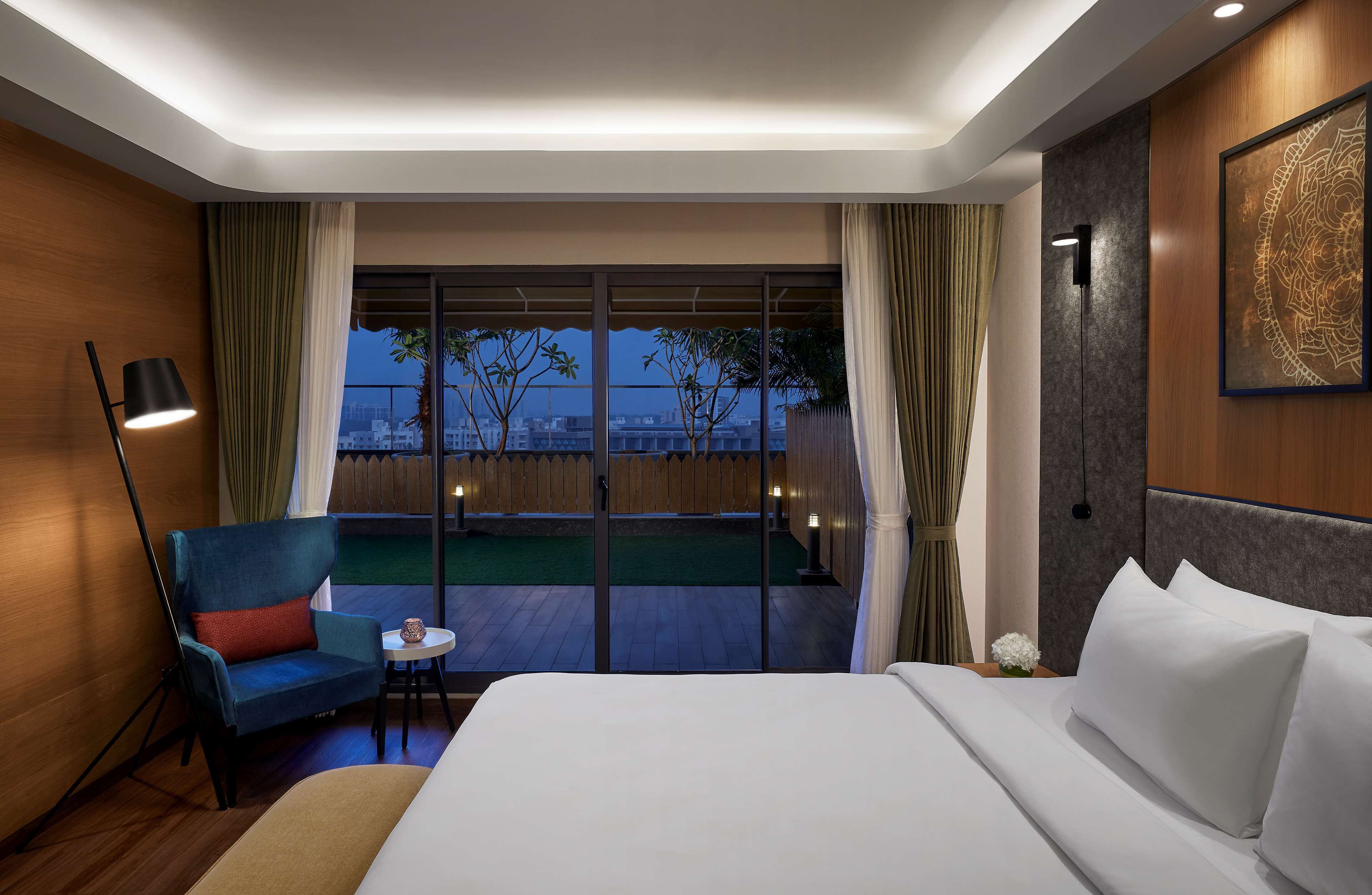 suite, 1 king bed with sofa bed | in-room safe, desk, laptop workspace, soundproofing