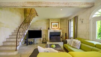 Flatscreentelevisie, een open haard en een stereo