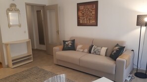 TV - Studio Tout Confort, 2 Minutes à Pied des Plages, (ANTIBES)