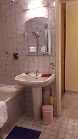 Combined shower/bathtub, hair dryer, towels - Studio Tout Confort, 2 Minutes à Pied des Plages, (ANTIBES)