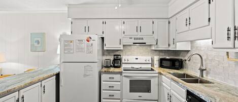 ثلاجة، ميكروويف، فرن، موقد طهي مسطح