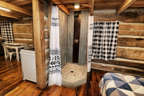 Creekside Cabin Getaway - Only 10 Miles from Downtown Florence