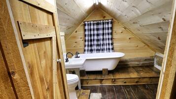 Vasca, asciugacapelli, asciugamani, sapone