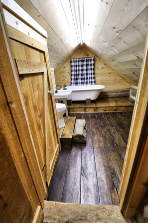 Badekar, hårføner, håndklær og såpe