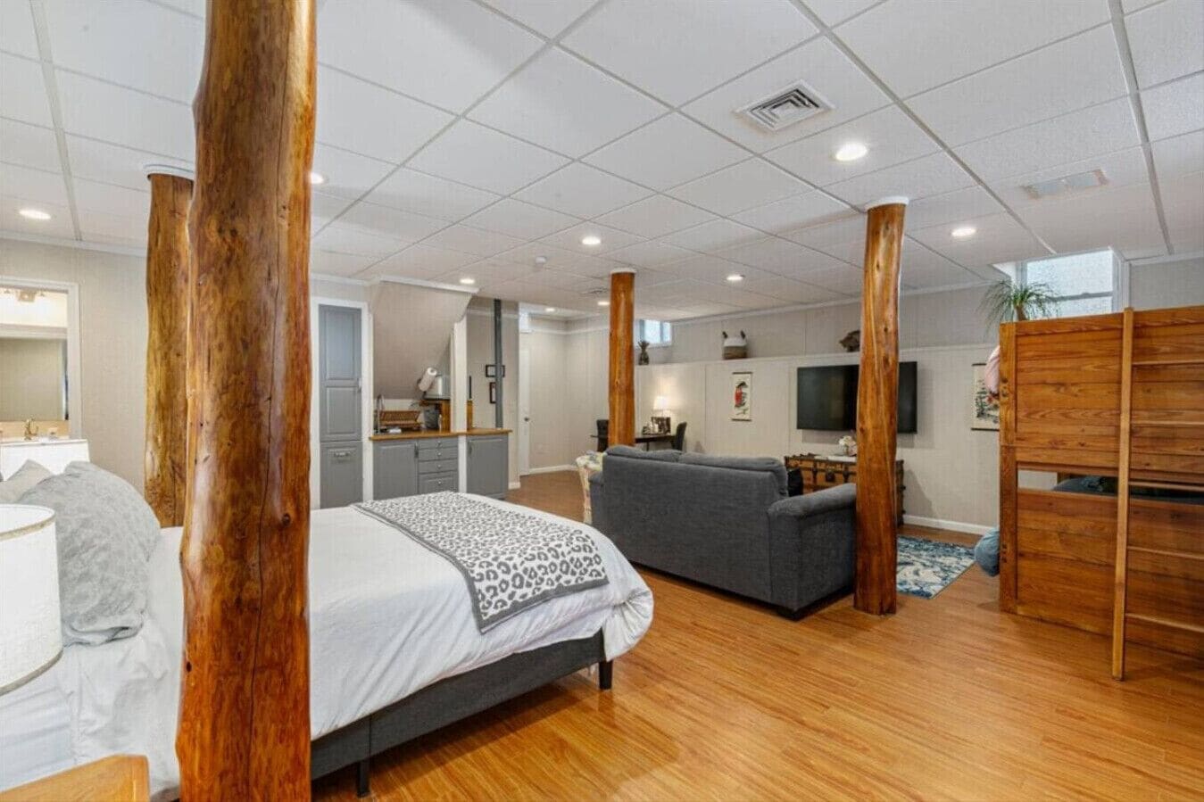 4 chambres, bureau, fer et planche à repasser, lit parapluie