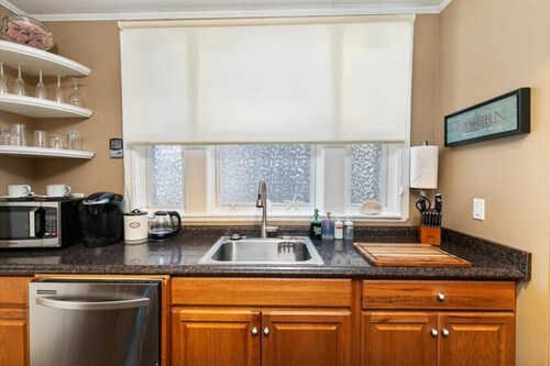 Next to Boston & Beach, King Beds, Free Parking+EV