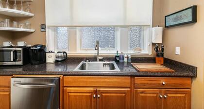 Next to Boston & Beach, King Beds, Free Parking+EV