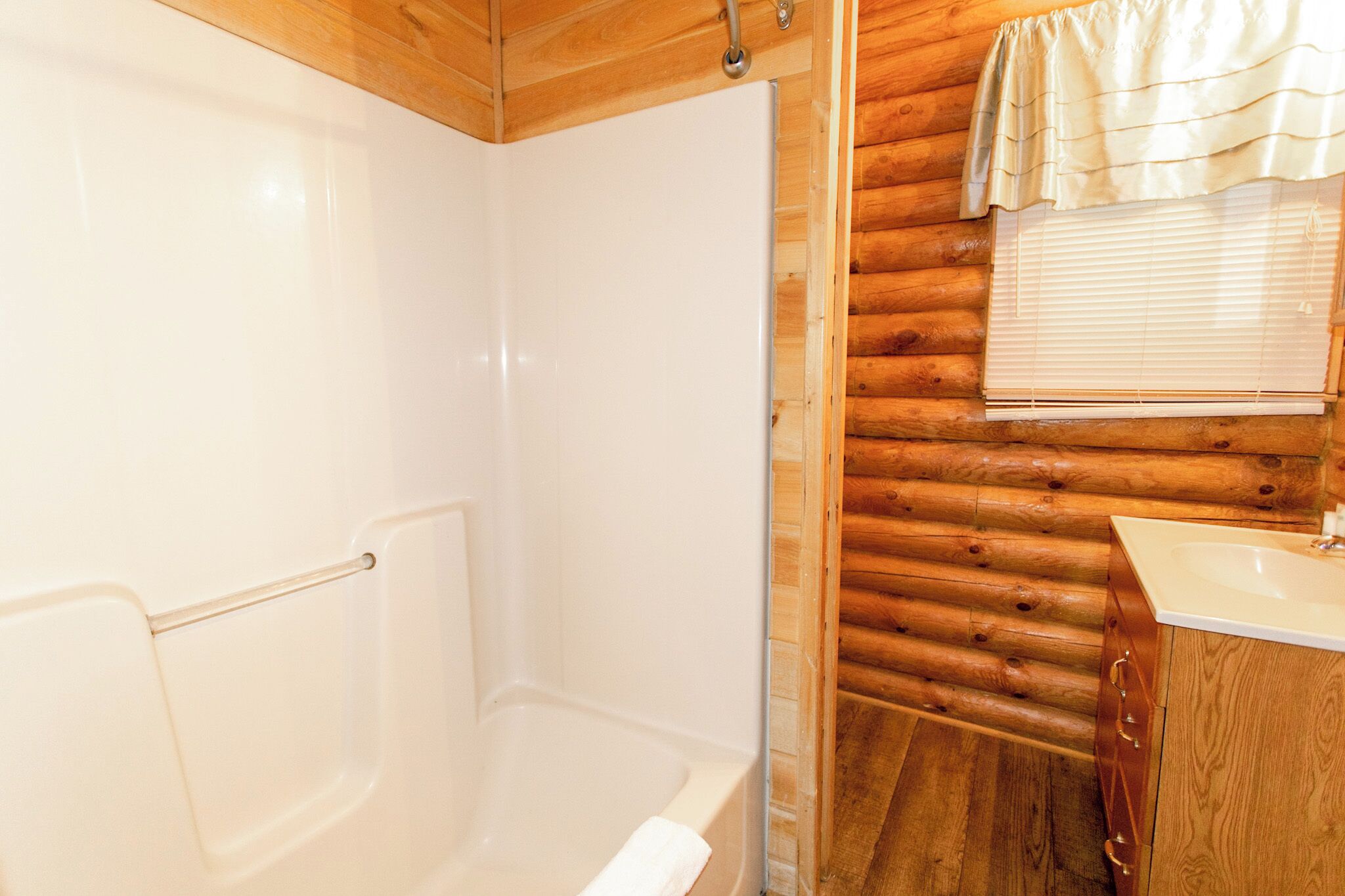 Cabin 2498 - Spacious Log Cabin inside Private Resort