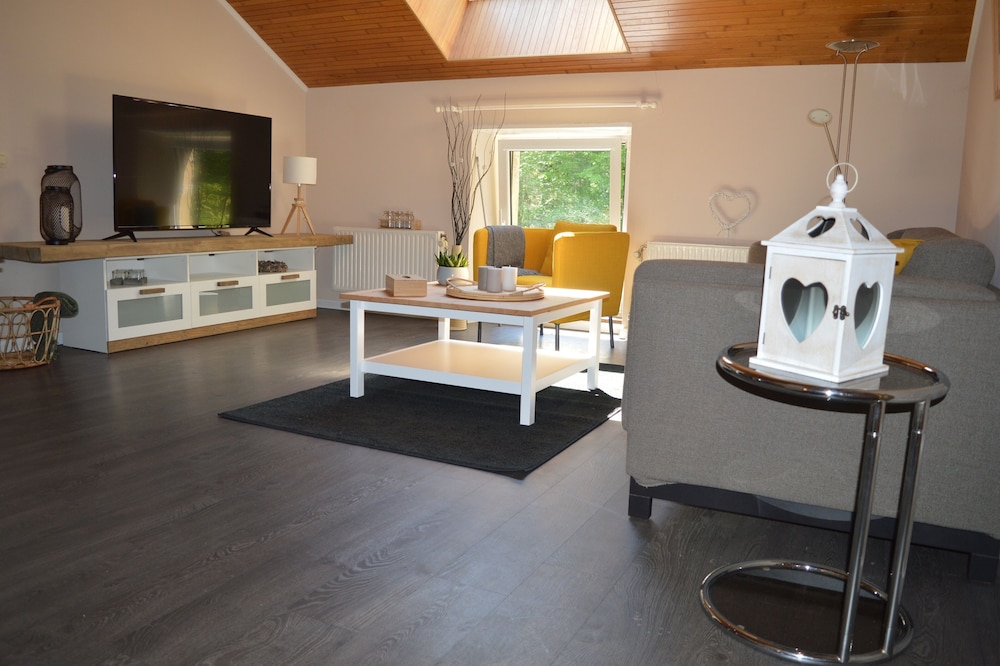 Appartement 2 Chambres Tout Confort Avec Terrasse à L'orée de la Forêt Gaumaise