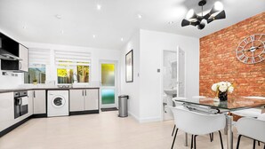 Fridge, microwave, oven, stovetop - 3bed house, in close proximity to the centre suitable for 6 guests!Pet-Friendly! (West Midlands)
