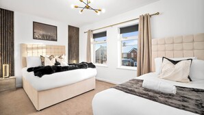 3 bedrooms, desk, iron/ironing board, travel cot - 3bed house, in close proximity to the centre suitable for 6 guests!Pet-Friendly! (West Midlands)