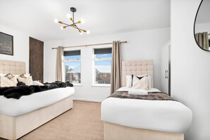 3 soverom, skrivebord, strykejern/-brett og reiseseng for barn