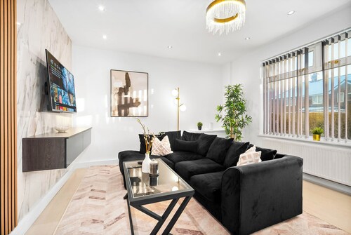 3bed house, in close proximity to the centre suitable for 6 guests!Pet-Friendly!