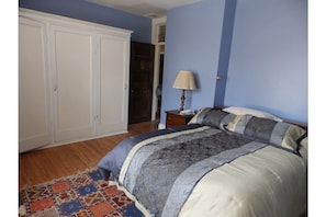 6 habitaciones, escritorio y tabla de planchar con plancha 