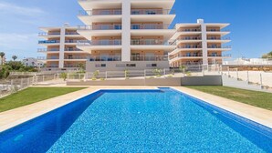 A modern multi-story hotel with a central pool area. - Emerald Apartment, AC, Swimming Pool !new! (Portimão)