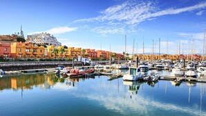 A marina with boats docked, a waterfront promenade, and colorful buildings in the background. - Emerald Apartment, AC, Swimming Pool !new! (Portimão)