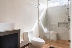 Regadera, toallas, jabón, papel de baño 