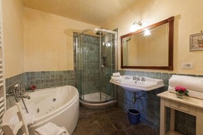 Badewanne, Haartrockner, Handtücher