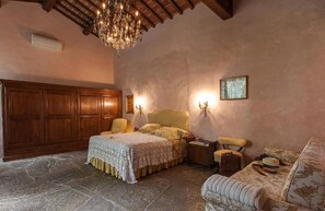3 camere, una scrivania, ferro/asse da stiro, Wi-Fi gratuito