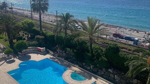 Ein Schwimmbecken mit Blick auf das Meer und den Strand.