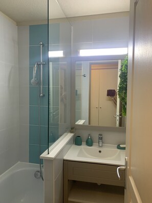 Combined shower/bathtub, hair dryer, toilet paper - Beautiful 2-room apartment with splendid sea view (Cannes)
