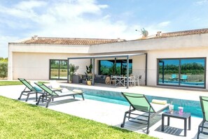 Outdoor dining - WHITE HOUSE (Sancellas)