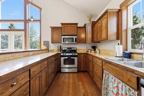 Coffee/tea maker, fridge, microwave, oven - Private 22-Acre Farmhouse Retreat | Hot Tub + Game Barn (Coeur d'Alene)