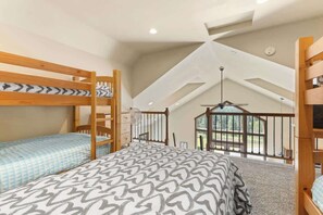4 bedrooms, iron/ironing board, travel cot, free WiFi - Large group getaway with hot tub on 22 acres (Coeur d'Alene)