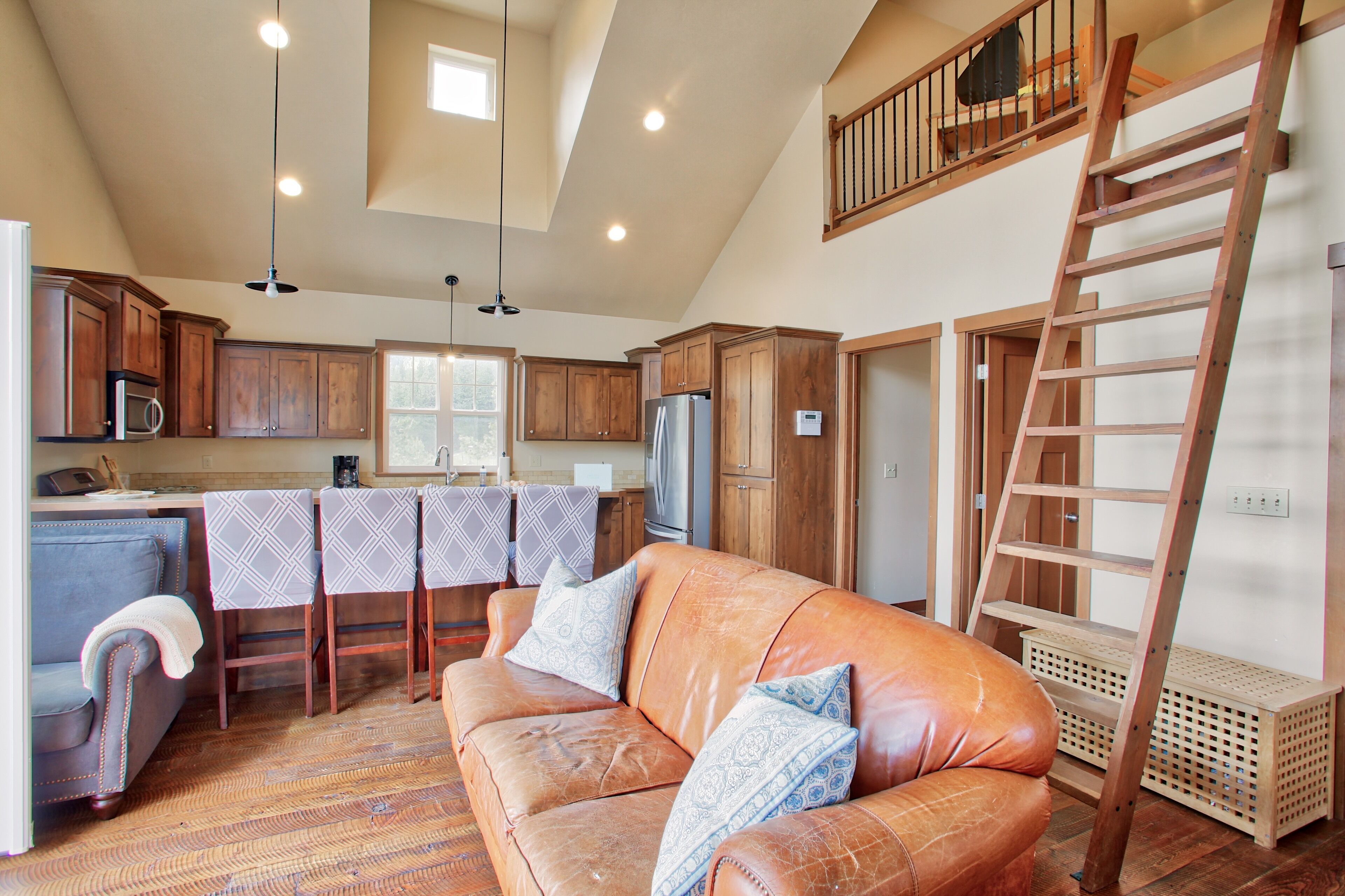 Relax in this cozy loft while enjoying the countryside & seasonal pumpkin patch 