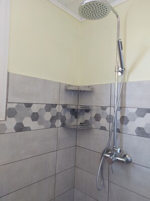 Douche, sèche-cheveux, serviettes fournies