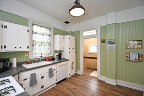 ثلاجة، ميكروويف، فرن، موقد طهي مسطح