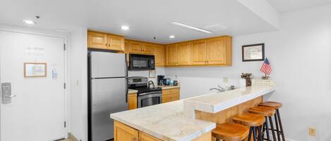 Een koelkast, een microgolfoven, een oven, een kookplaat