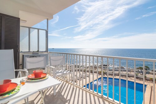 MAR BLAVA - Cozy apartment with communal pool facing the sea and free WiFi.