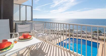 MAR BLAVA - Cozy apartment with communal pool facing the sea and free WiFi.