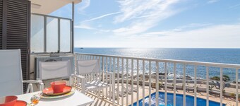 MAR BLAVA - Cozy apartment with communal pool facing the sea and free WiFi.