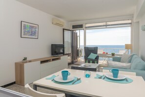 TV - MAR BLAVA - Cozy apartment with communal pool facing the sea and free WiFi. (Cala Ratjada)