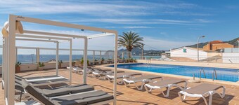 MAR BLAVA - Coqueto apartamento con piscina comunitaria frente al mar y WiFi gratis.