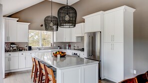 Mikrobølgeovn, ovn, kokeplater og kaffetrakter/tekoker