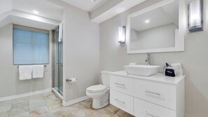 Combined shower/bathtub, hair dryer, towels - Newly Renovated, Modern home with pool, cathedral ceilings, open-floor... (Southampton)