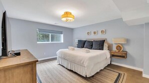 5 bedrooms, laptop workspace, iron/ironing board, Internet - Newly Renovated, Modern home with pool, cathedral ceilings, open-floor... (Southampton)