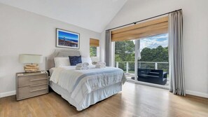 5 bedrooms, laptop workspace, iron/ironing board, Internet - Newly Renovated, Modern home with pool, cathedral ceilings, open-floor... (Southampton)
