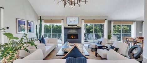 Smart TV, chimenea, estéreo