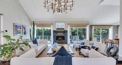 Newly Renovated, Modern home with pool, cathedral ceilings, open-floor...